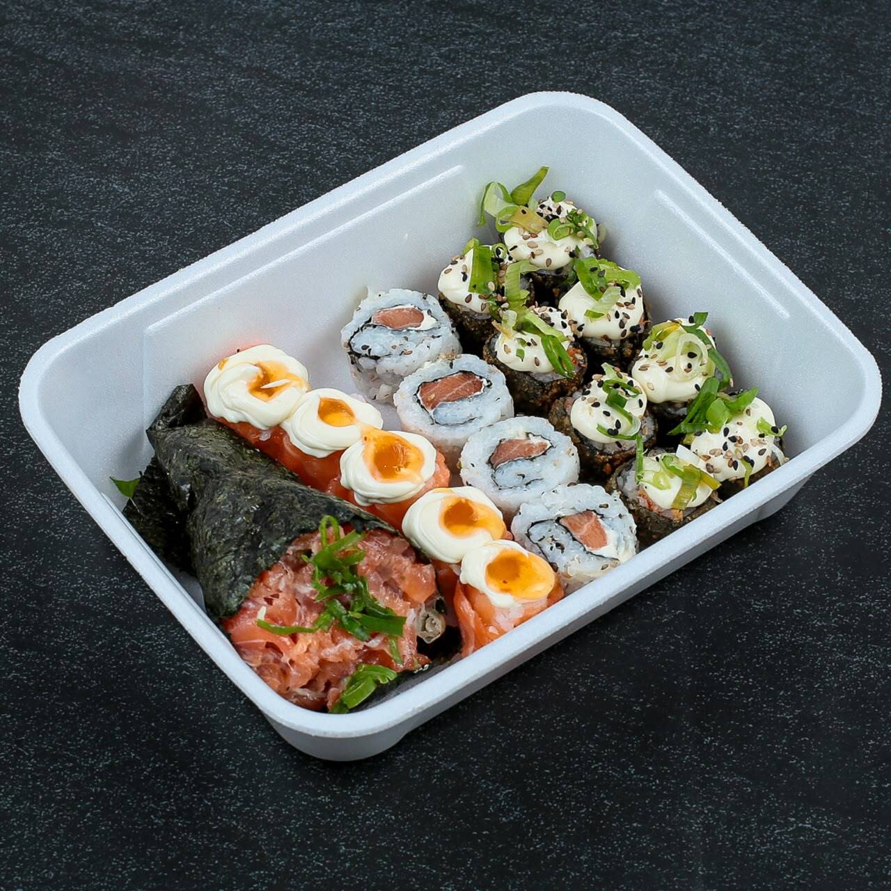 1 Temaki de salmao, 5 jhou com geleia de PIMENTA, 5 uramaki de salmao, 10 hot com cebolinha