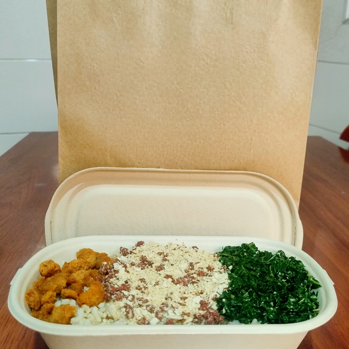 🍛 Feijoada Vegana Peso: Pequena: 425g Média: 600g Composição: Feijão preto cozido, linguiça vegana toscana da marca Goshen, proteína de soja moída refogada, arroz (branco ou integral), couve refogada e farofa crocante artesanal. Observações: 100% vegetal, sem conservantes, feita com ingredientes frescos e embalagens compostáveis. Ideal para quem busca uma refeição completa, sustentável e cheia de sabor.