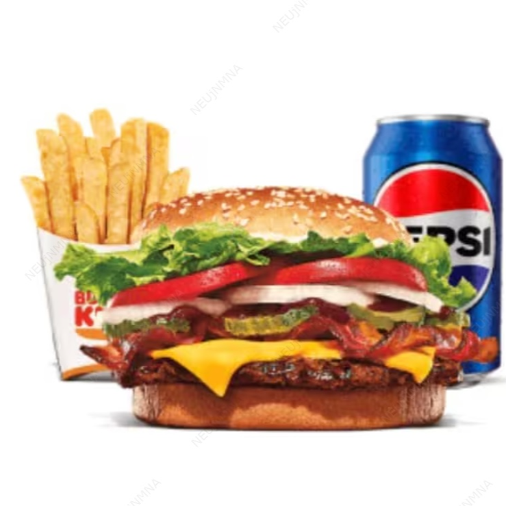 Um hambúrguer com uma carne bovina grelhada de 113g, pão com gergelim, queijo derretido, molho barbecue, salada fresca (alface, cebola e tomate), bacon fatiado, picles e maionese Bk. Acompanha batata frita média e bebida.