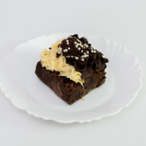 Cubo de brownie coberto com recheio de casadinho(brigadeiro de chocolate ao leite e brigadeiro de ninho)
