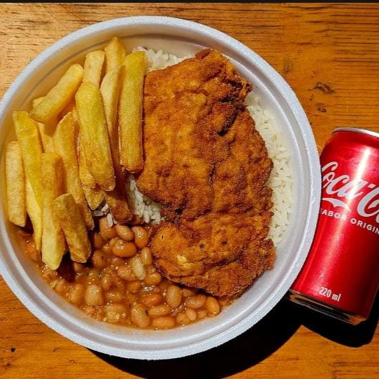 Combo com 01 Marmita com delicioso filé de frango empanado super crocante e sequinho acompanhado de arroz branquinho soltinho, feijão em caldo e batata frita sequinha + Coca-Cola Lata 350 ml.. Marmita P (500 ml), aprox. 400 gramas, serve 01 pessoa