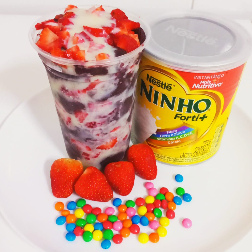 O tamanho perfeito para matar a vontade! Açaí cremoso de 200 ml com morangos fresquinhos, leite condensado e leite em pó. Delicioso, refrescante e com preço irresistível! (nao e possivel fazer alteração. O copo vai completo . Copo de Isopor,)