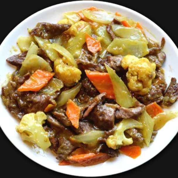 carne bovina com cebola, cenoura, couve-flor temperado com molho curry .