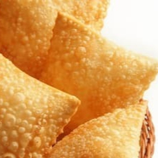 Pastel de Calabresa moida, Queijo Mussarela, Pimenta do Reino e Ovo. Obs: Não fazemos alterações de ingredientes.