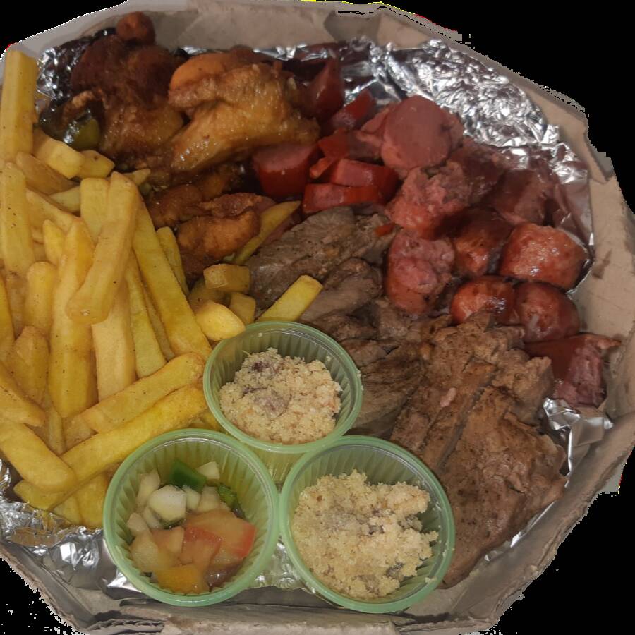 Batata frita, carne, linguiça, filezinho de frango, molho e farofa