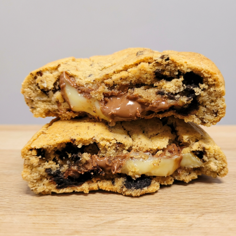 Massa macia com pedacinhos crocantes de Óreo, recheada generosamente com creme de Ninho cremoso e Nutella. Sugestão: Aqueça por 10 segundos no microondas, ou se preferir, esquente na air fryer por 3 minutos a 180 graus que você comerá o melhor cookie. Aproximadamente 100 gramas.
