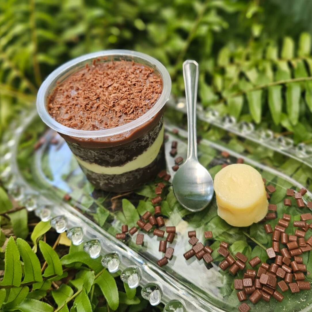 Massa artesanal de chocolate, camada de recheio cremoso de Ninho e de brigadeiro de chocolate 50% . 140grs