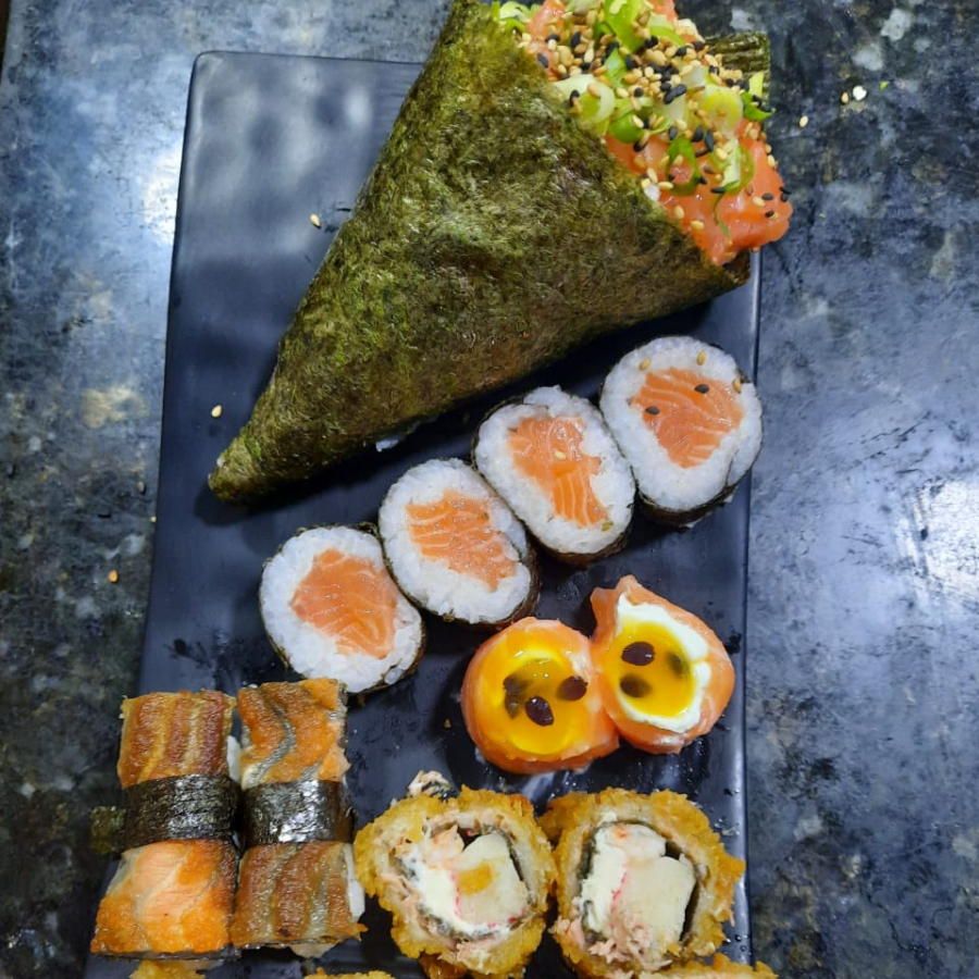 14 peças + 1 temaki: 6 hot san (camarão, salmão e kani, cream cheese e cebolinha, empanado e frito) 4 salmão maki, 2 joyjoy, 2 sushi salmão, 1 temaki
