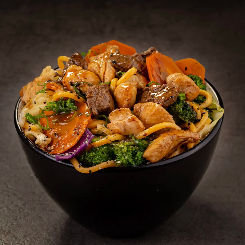 Macarrão, carne, frango, legumes e molho ( 800g)