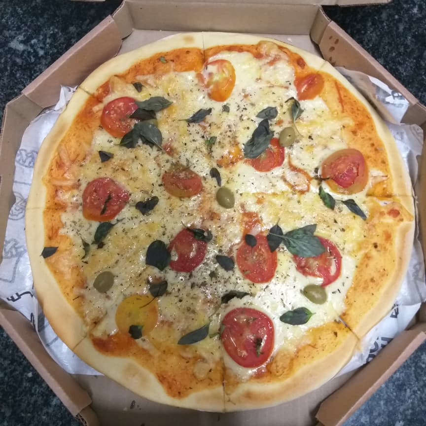 molho de tomate artesanal, mussarela, manjericão, tomate, orégano e azeitona.