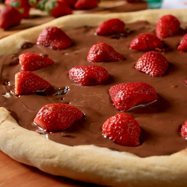 Uma das mais pedidas! Leite condensado, chocolate negro especial e morangos frescos.