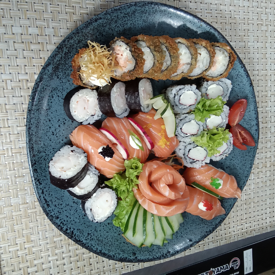 HOSSOMAKI DE CAMARÃO, URAMAKI DE KANI, HOT DE SALMÃO, NIGUIRI DE SALMÃO E SASHIMI