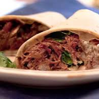 TORTILHA DE TRIGO DE 30 CENTÍMETROS RECHEADA COM: MACHACA (CARNE DESFIADA) CHILLI BEANS (MOLHO À FEIJÃO VERMELHO, PIMENTÕES E TEMPEROS DA CASA) GUACAMOLE (MOLHO À BASE DE ABACATE, AZEITE, LIMÃO E CHEIRO VERDE) SOUR CREAM (MOLHO A CREMEDE LEITE,CREAM CHEESE,LIMÃO E SAL) QUEIJO CHEDDAR. SERVE 1 PESSOA (400G)