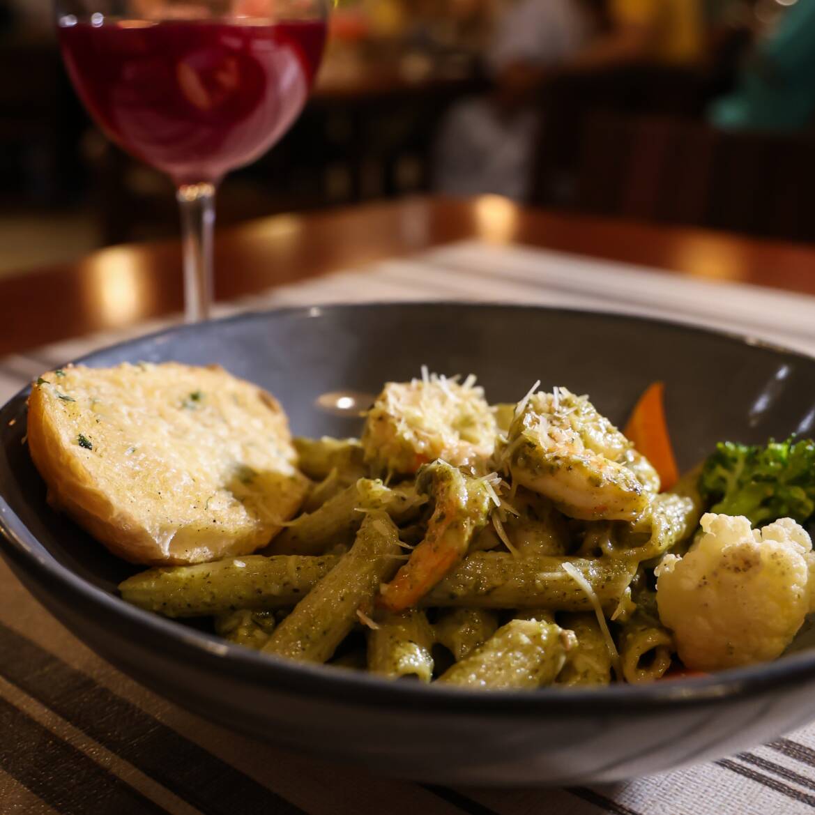 Penne al Pesto con Camarones