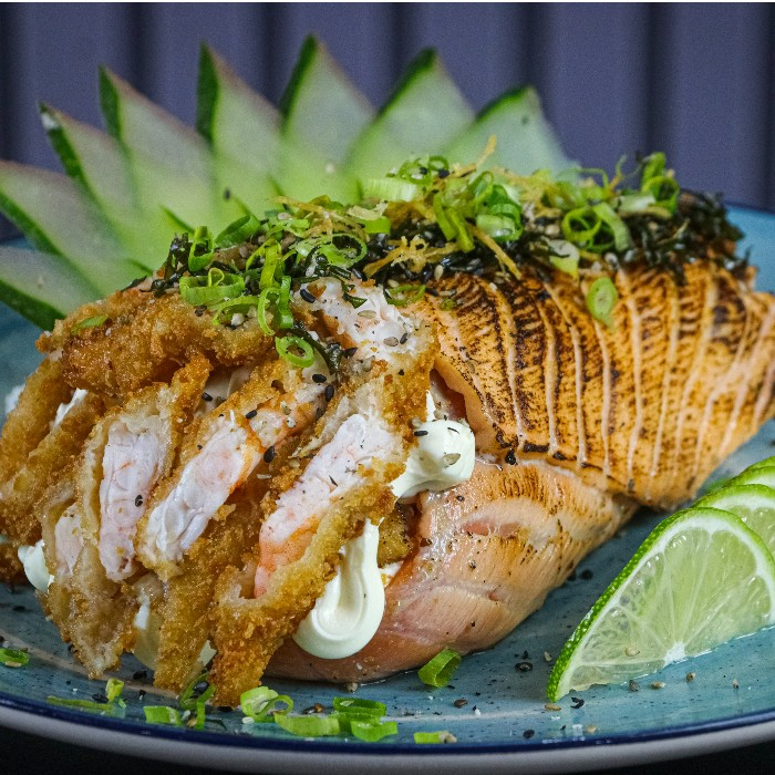 Yugi fire só recheio sem arroz lamina de salmão recheado com creme chess e bastante camarão empanado levemente maçaricado (aproximadamente 500g) Acompanha 30 ml de teriaky e 4 sashe de shoyu