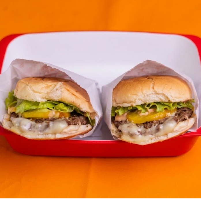 Combo de 2 deliciosos x burguer, uma opção simples e saborosa!