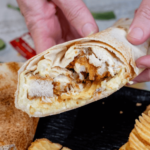 Shawarma com: Pão Libanes, Frango Crocante, Batata, Pasta de alha, Maionese, Salada de Repolho e Queijo + 1 Molho