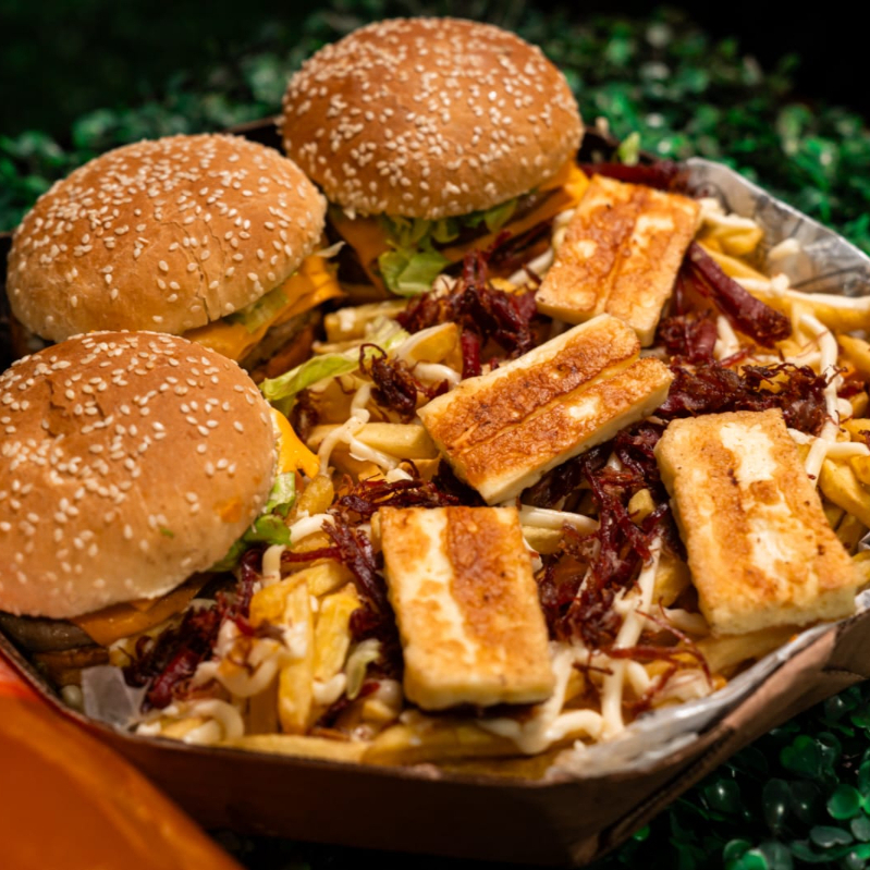 3 X-duplo (pao de gergelim , 2 carnes , 2 queijos , maionese temperada , catchup , cheddar cremoso , salada ) batata com catupiry , carne seca e fatias de queijo de coalho .