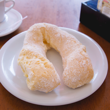Tradicional biscoito de polvilho com textura leve e crocante, preparado à moda mineira. Levemente salgado e com sabor caseiro, é ideal para acompanhar cafés e lanches do Dia a Dia.