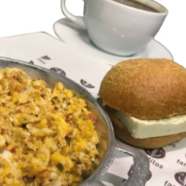 Huevos, pan de maiz, quesito y bebida (FAROLITOS)