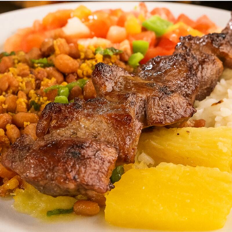 Arroz , Salada (repolho, repolho roxo e cenoura ) com bacon e calabresa e mandioca. A melhor jantinha da região da nova suiça ( não acompanha feijão tropeiro )