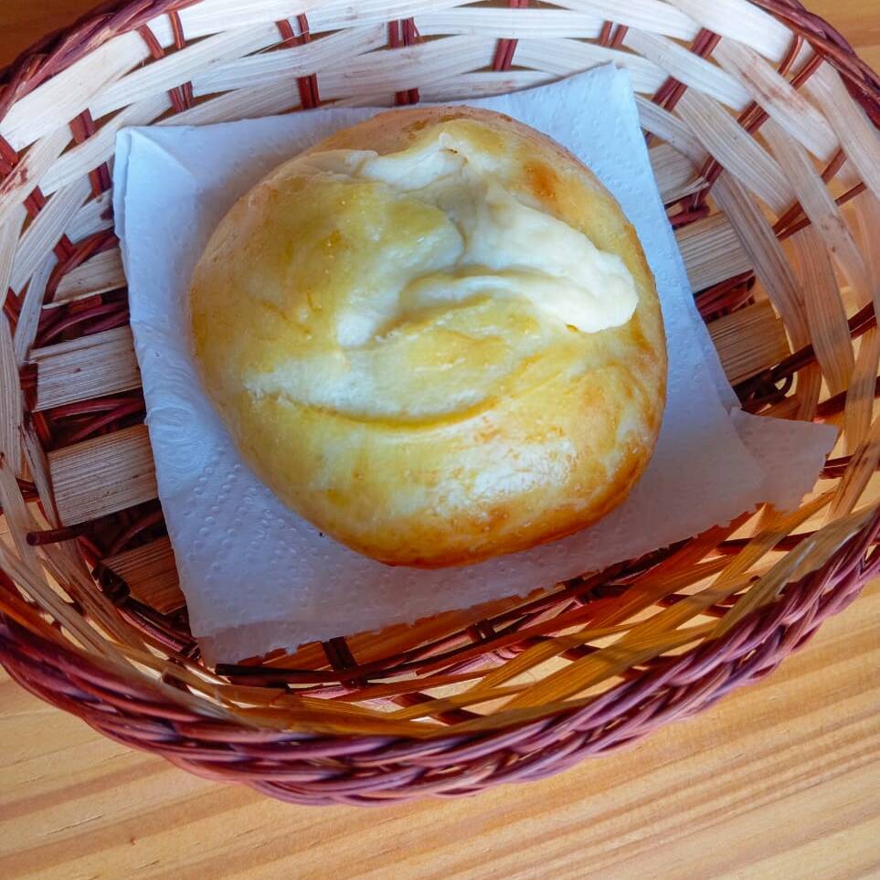 Pão de batata artesanal bem fofinho recheado com muito requeijão de excelente qualidade!