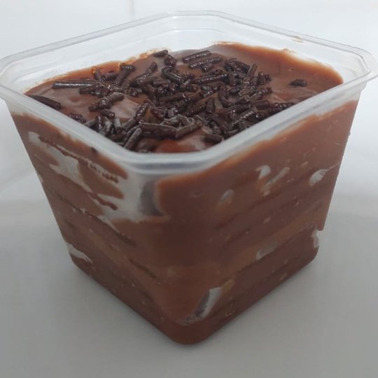 Pavê em camadas intercaladas de Biscoito e Recheio e Cobertura de Brigadeiro Cremoso e pedaços de Chocolate. ###Tags### bolo no pote bolo vulcao cenoura Ninho chocolate bombom aberto copos da felicidade morango uva coxinha de morango chocolate Ninho Oreo chocolate ao leite leite condensado coco beijinho brigadeiro gourmet tradicional moranguinho churros Nutella 2 amores meio amargo coco queimado presente na caixa promoção cupon cupom oferta desconto como taxa gratis entrega rapida Nutella brownie braunie brawni Ninho doce chocolate brigadeiro docinho donuts docino sobremesa bolo de pote copo da felicidade caseiro banoffee morango Ouro Branco galak Sonho de Valsa choquito ferreiro rocher trufa bombom uva kitkat Kit Kat Kinder bueno charge amendoim Confete Dia dos pais natal Dia das maes Dia das mães namorados promoção promocao oferta desconto barato doce sobremesa chocolate entrega rapida grátis grátis morango fresco docinho brigadeiro leite condensado coxinha e morango Pave Pavê