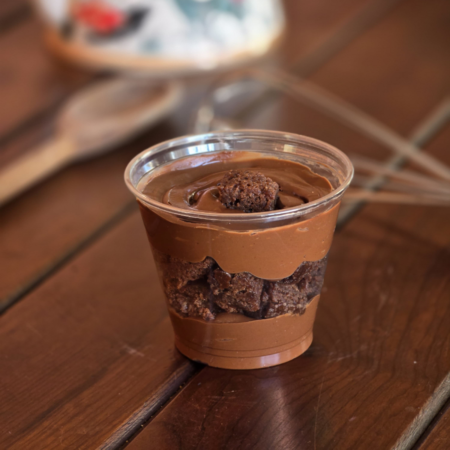 O segredo da felicidade cabe dentro de um copo: muito creme de avelã e o melhor brownie que você já provou. Uma colherada e você não vai querer outra coisa!