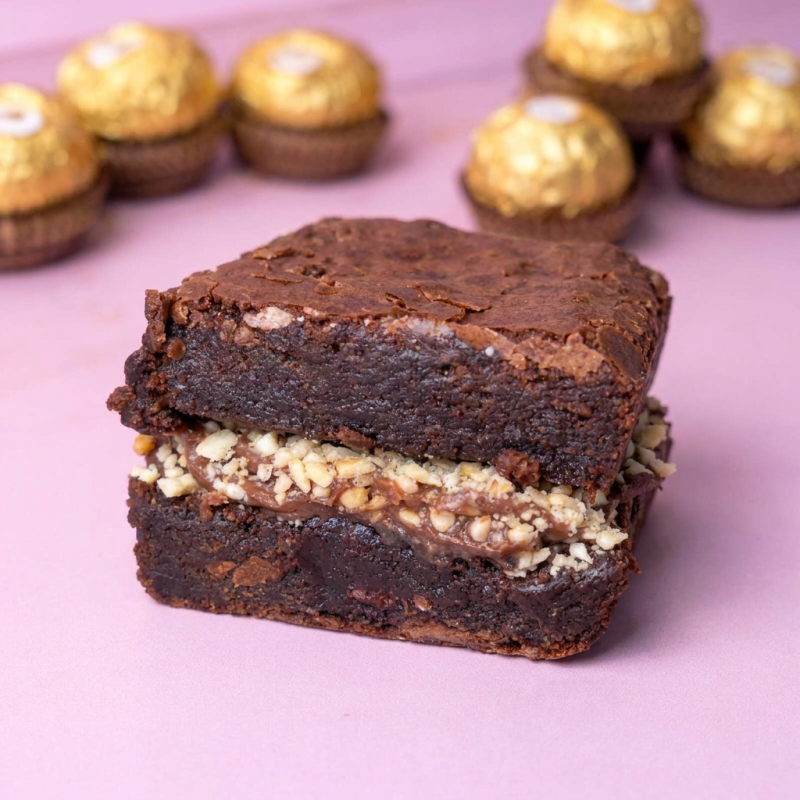 Brownie macio e intenso de chocolate, recheado com brigadeiro cremoso e amendoim que traz a crocância perfeita.