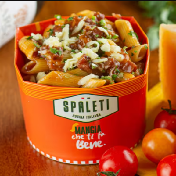 Penne ao molho de tomate caseiro, com bacon crocante, presunto e queijo muçarela. Finalizado com cheiro verde fresco para um toque de sabor inigualável. Essa combinação vai te conquistar!
Amou o Mandriole? Experimente nosso combo que inclui ele, o Talharim á Bolonhesa e Coca Média por R$ 54,99 na seção Promoções!