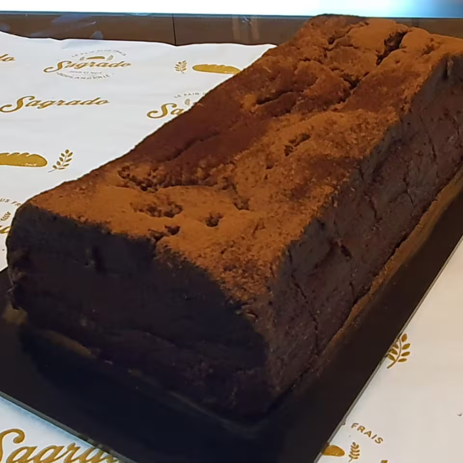 Bolo cremoso de chocolate finalizado com cacau, não vai glúten na massa, mas contém traços.