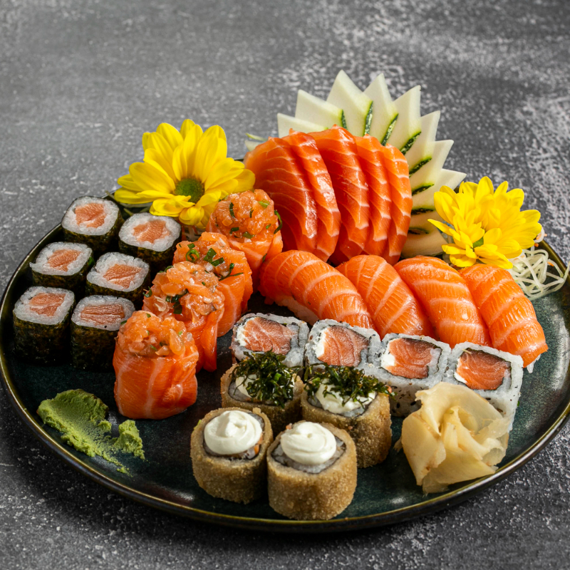 5 sashimi de salmão, 4 niguiris, 4 uramaki de salmão, 6 hossomaki, 4 joe de salmão, 2 hot creme, 2 hot couve obs: Não fazemos alterações!
