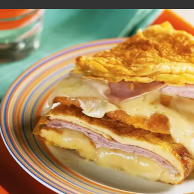 Omelete leve e bem feita, com queijo derretido e presunto, preparada no ponto certo para ficar macia e saborosa. Uma opção simples, equilibrada e perfeita para quem busca uma refeição prática, nutritiva e cheia de conforto. Acompanha arroz soltinho, feijão fresquinho, farofa e salada, completando o prato com harmonia.