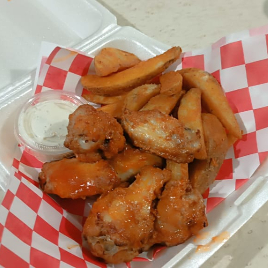 Combo Alitas con Papas en Gajo.