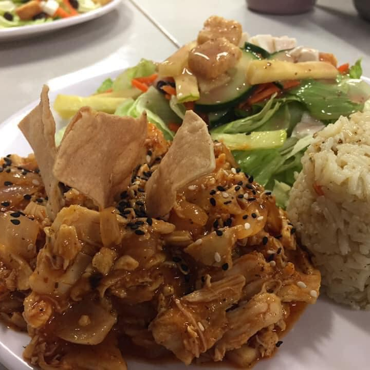TACOS DORADOS DE POLLO CON SALSA ROJA
