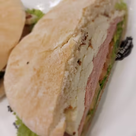 Peito de peru, queijo branco, tomate e alface