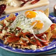 Chilaquiles rojos con pollo a la plancha