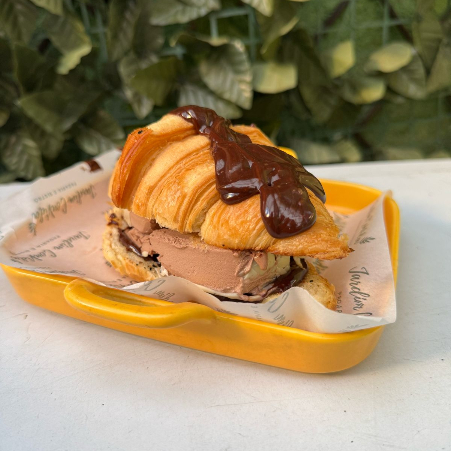 Ganache de blend de chocolate quente, picolé Aurus de cookies no croissant