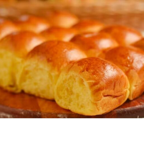 Mini Pão Brioche Century, Elaborado com Abundância de Manteiga e Ovos de Qualidade. Apresenta uma Crosta Dourada e Sabor Inigualável.