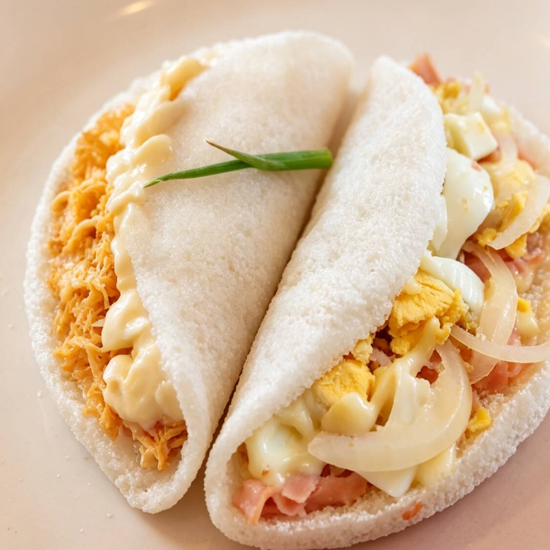 Duas deliciosas tapiocas (portuguesa, que contém presunto, mussarela, ovo cozido ,cebola, tomate, catupiry, orégano)tapioca de frango, que contém, frango desfiado, mussarela derretida e catupiry
