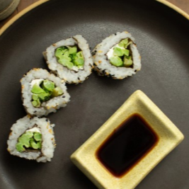 Brócolis ninja crocante com creme de castanha de caju, enrolado em arroz e alga. Um clássico do Beij.