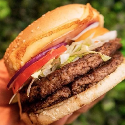 Mega Burger con papas y refresco.