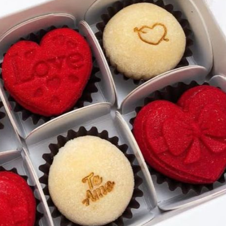 Contém 2 Brigadeiros de Ninho e 2 Brigadeiros de Ninho Vermelho em forma de coração. Perfeito para presentear e surpreender quem você ama, esse kit une delicadeza, sabor e uma mensagem cheia de carinho. Brigadeiro gourmet de Ninho, produzido com Leite Ninho oficial, cobertura aveludada vermelha, belíssima e saborosa.. Peso: 20 gramas cada um Contém 4 unidades. - Atendendo às melhores práticas de confeitaria, nosso produto é mantido semicongelado para maior frescor e qualidade.