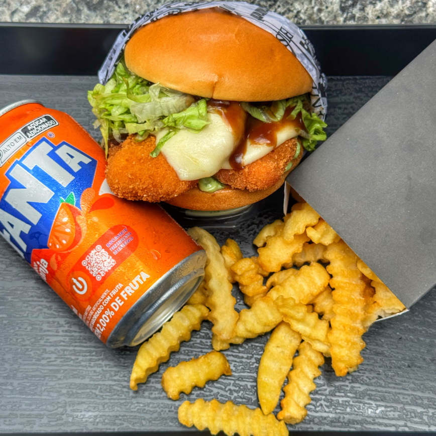 Pão Brioche selado, maionese verde artesanal deliciosa sobrecoxa empanada de 140g coberta com mussarela derretida, molho barbecue e alface americana fresca, refrigerante 350ml e mais uma delicosa porção de batata frita