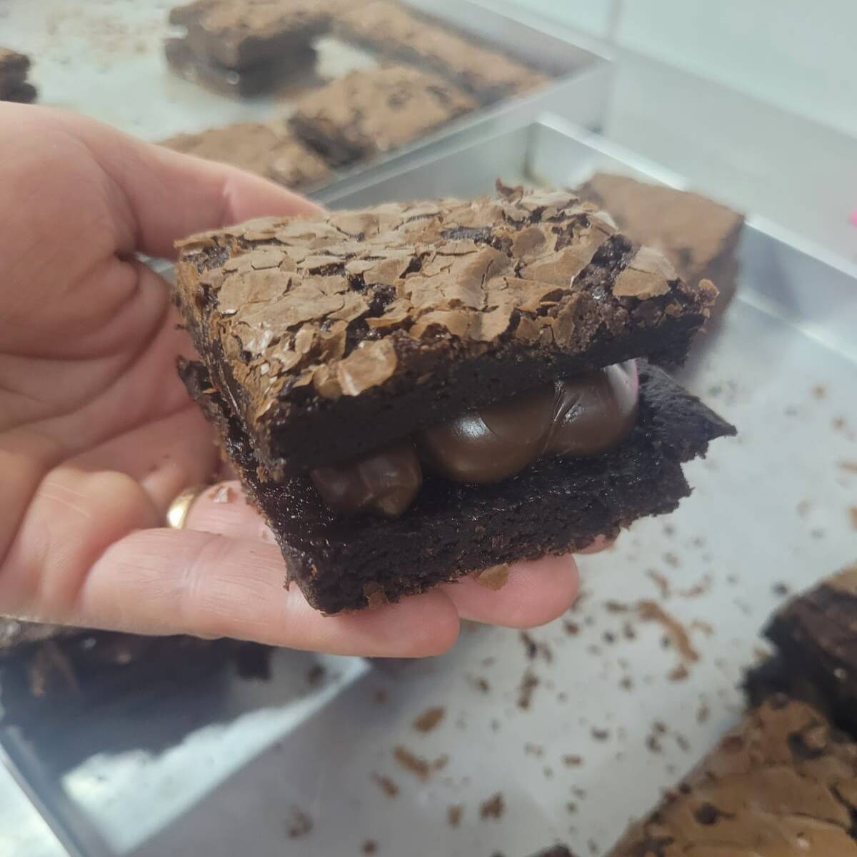 Magnífico brownie de chocolate úmido e fofinho, generosamente recheado com brigadeiro cremoso que transborda. Aquela textura macia abraçando o recheio intenso de chocolate em dobro.150g --- tags --- entrega rápida, frete grátis, grátis, promoção, desconto, cupom, barato, melhor preço, preço baixo, 0,99, 0800, oferta, menor preço, combo, festa, família, evento, lanche, lanche rápido, porção, porções, combo com sobremesa, confeitaria, doceria, doces, bolos, recheado, bolo de pote, caseiro, artesanal, sobremesa, sobremesa natalina, aniversário, parabéns, presente, surpresa, gostoso, mousse, musse, pudim, afogadinho, brigadeiro, docinhos, brigadeirão, trufas, red velvet, Ninho, doce de leite, Prestígio, banoffee, Ouro Branco, Sonho de Valsa, Kinder Bueno, Ferrero Rocher, Kit Kat, Oreo, chocolate, morango, coco, leite condensado, leite Ninho, Nutella, ganache, bento cake, cascão, cone trufado, dois amores, copo da felicidade, brownie, mini, cupcake, vulcão, piscina, cheesecake, morango do amor