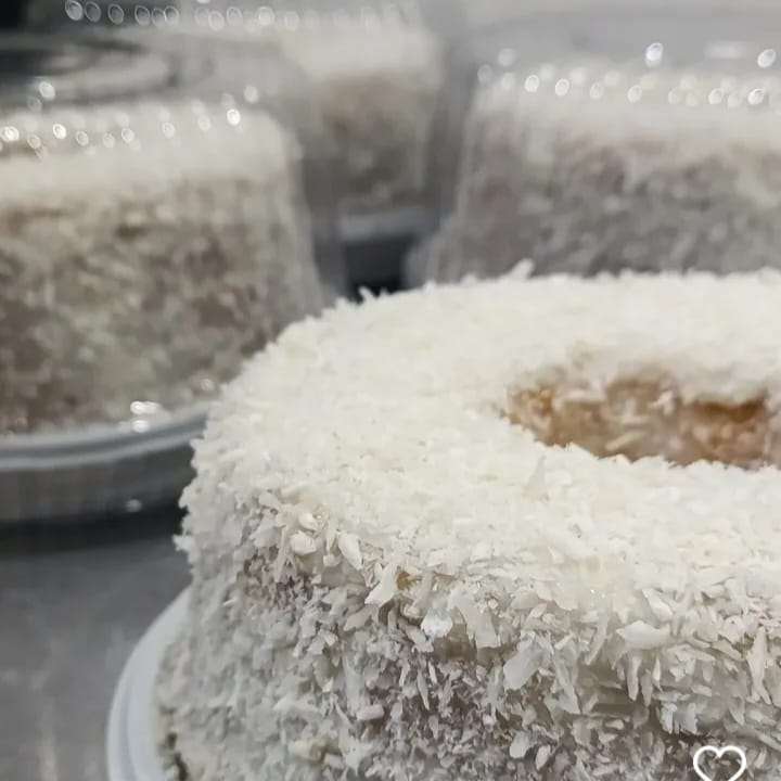 Massa de baunilha fofinha e úmida, cobertura cremosa de brigadeiro de coco e coco flocado por cima. (Rende aproximadamente 8/10 fatias)