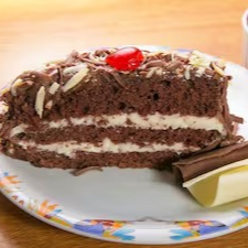 Fatia Prestígio. Recheio de coco e chocolate.