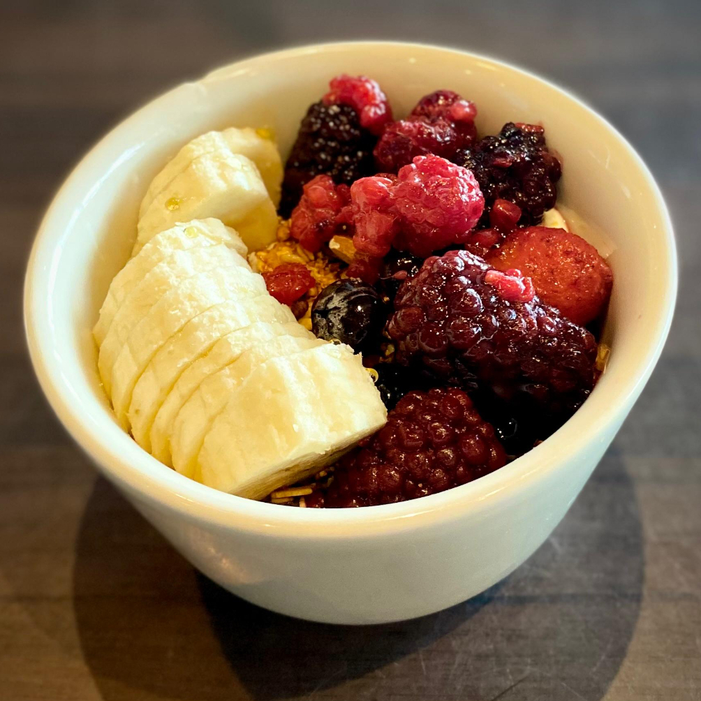 Bowl de frutos rojos y platano