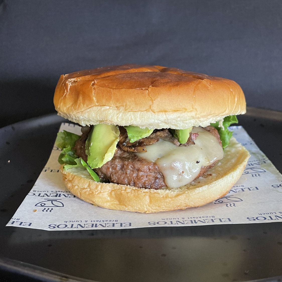 Hamburguesa con Champiñones y Queso + Porción Papa