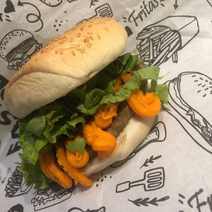 Pão carne cheddar maionese temperada Barbicue bilijack e alface